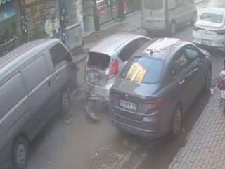 Bursa'da çocukların bindiği araca minibüs çarptı