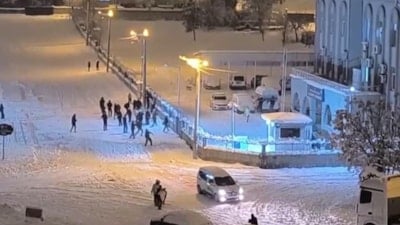 Siirt’te karakol önünde kartopu sürprizi