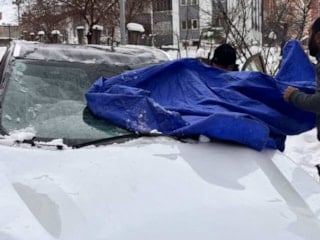 Kurtalan’da çatıdan düşen kar otomobili hurdaya çevirdi