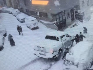 Kağıthane’de kartopu oynayan çocuklara kamyonet çarptı