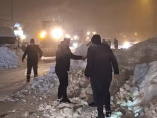 Bitlis’te seyir halinde üzerine çığ düşen yakıt tankerinin sürücüsü kurtarıldı