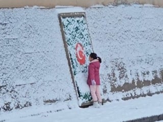 Aksaray'da 7 yaşındaki Zeynep'in duygulandıran Türk bayrağı hassasiyeti