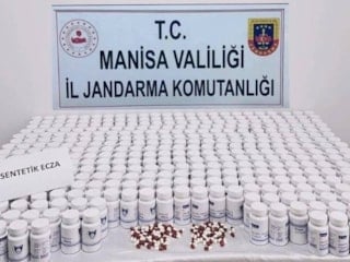 Manisa'da otoyolda durdurulan araçtan on binlerce hap çıktı