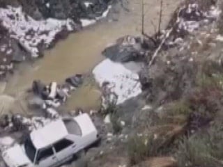 Hatay'da dereye uçan otomobilden kıl payı kurtuldu