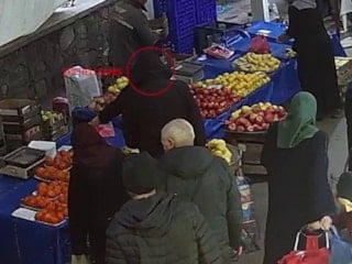 Bursa'da kaşla göz arasında hırsızlık yaptı: O şüpheliyi polis yakaladı