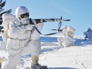 Mehmetçik eğitimde: Beyaz kamuflajla barınma ve çığ kursu