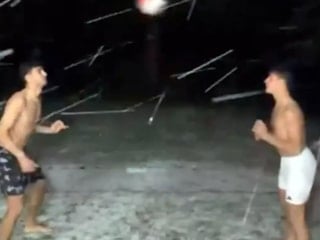 Arda Güler ve Yiğit Efe Demir, kar altında kafa topu oynadı