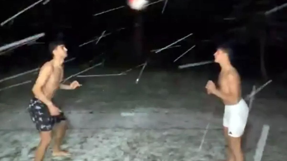 Arda Güler ve Yiğit Efe Demir, kar altında kafa topu oynadı