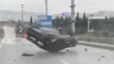 Kocaeli'de drift yapan sürücünün aracı takla attı