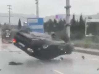 Kocaeli'de drift yapan sürücünün aracı takla attı