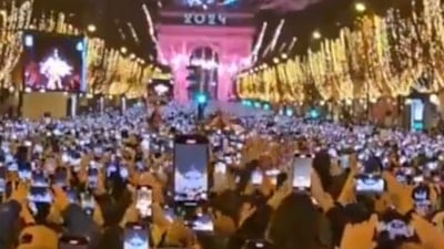 Paris'te yeni yıl kutlamasında dikkat çeken anlar