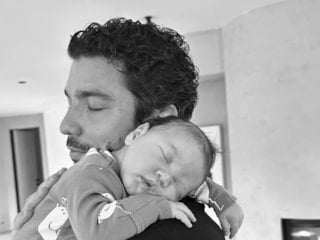 Kaan Yıldırım ve Pınar Deniz'den karlı aile pozu! Hayranları beğeni yağdırdı