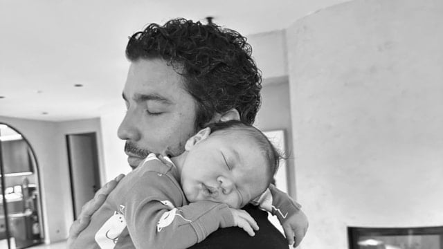 Kaan Yıldırım ve Pınar Deniz'den karlı aile pozu! Hayranları beğeni yağdırdı