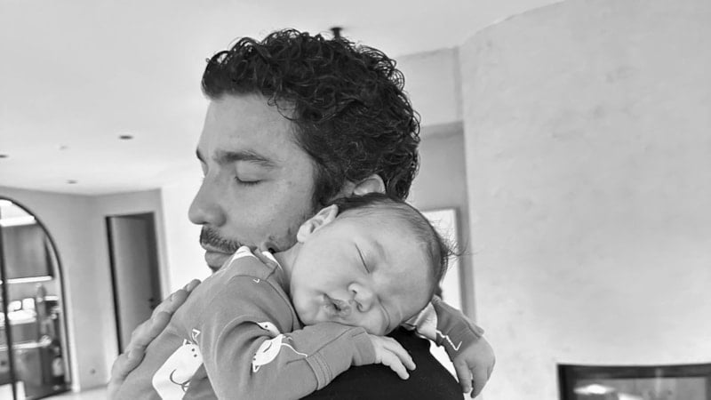 Kaan Yıldırım ve Pınar Deniz'den karlı aile pozu! Hayranları beğeni yağdırdı