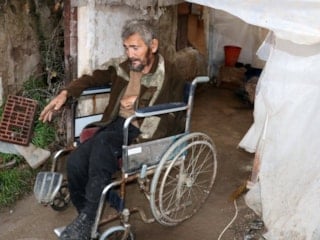 Antalya'da muşambayla çevrili alanda yaşam mücadelesi