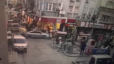 Fatih'te fren yerine gaza basan sürücü vatandaşların arasına daldı