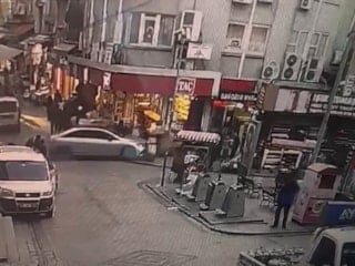 Fatih'te fren yerine gaza basan sürücü vatandaşların arasına daldı