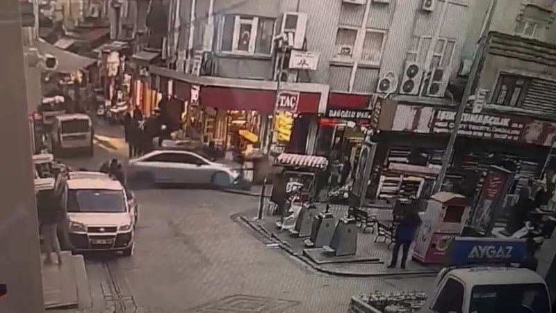 Fatih'te fren yerine gaza basan sürücü vatandaşların arasına daldı