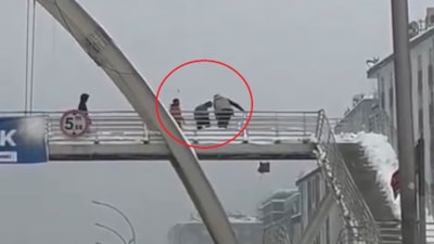 Diyarbakır'da üst geçitten kar topu atan çocuklar darbedildi