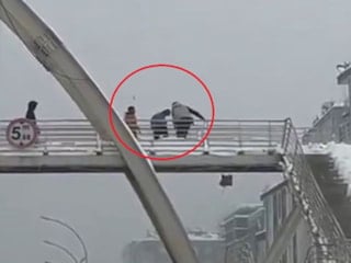 Diyarbakır'da üst geçitten kar topu atan çocuklar darbedildi