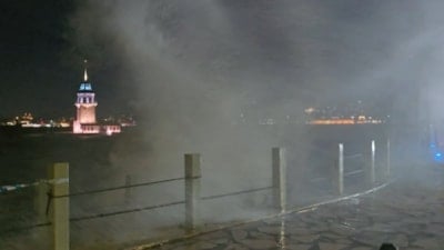 İstanbul Üsküdar'da dev dalgalar oluştu