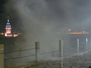İstanbul Üsküdar'da dev dalgalar oluştu