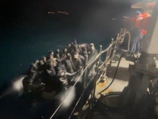 İzmir açıklarında 74 kaçak göçmen yakalandı