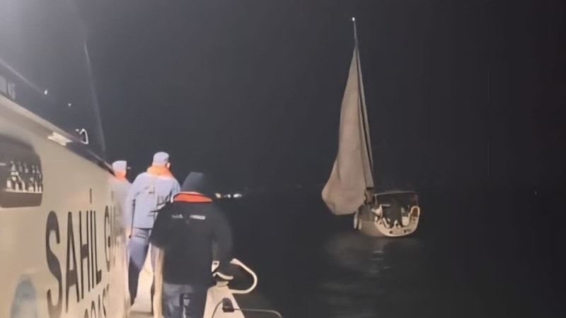 Bozcaada'da sürüklenen yelkenliyi Sahil Güvenlik kurtardı
