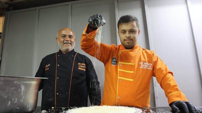 Hatay'da ‘Antakya Künefesi' down sendromlu Mehmet'in ellerinde tat buluyor