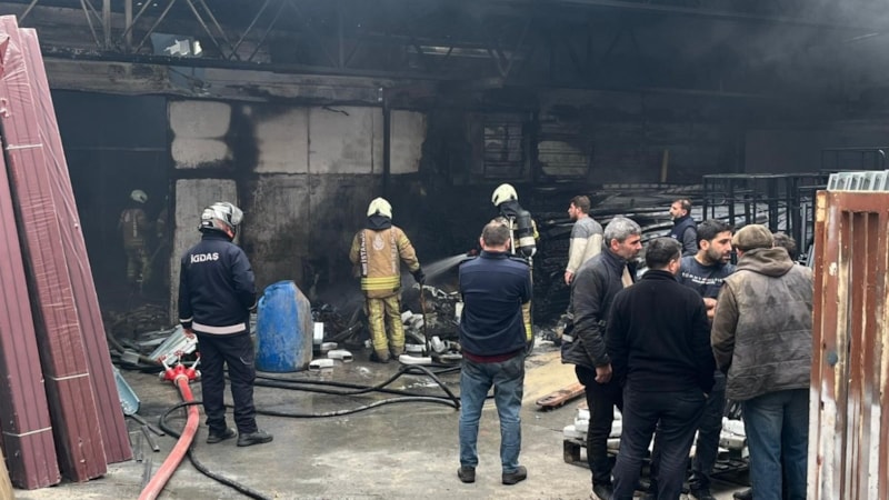 İstanbul'da plastik imalathanesinde yangın çıktı