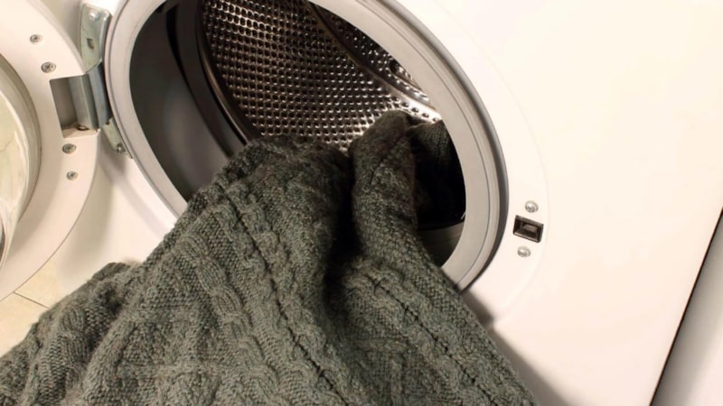 Yün kazakları makineye atmadan önce okuyun: İşte uzun süre yumuşak kalmasının sırrı