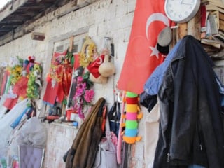 Çorum'da 79 yaşındaki vatandaş atık toplarken bulduğu bayrakları evinin duvarına asıyor