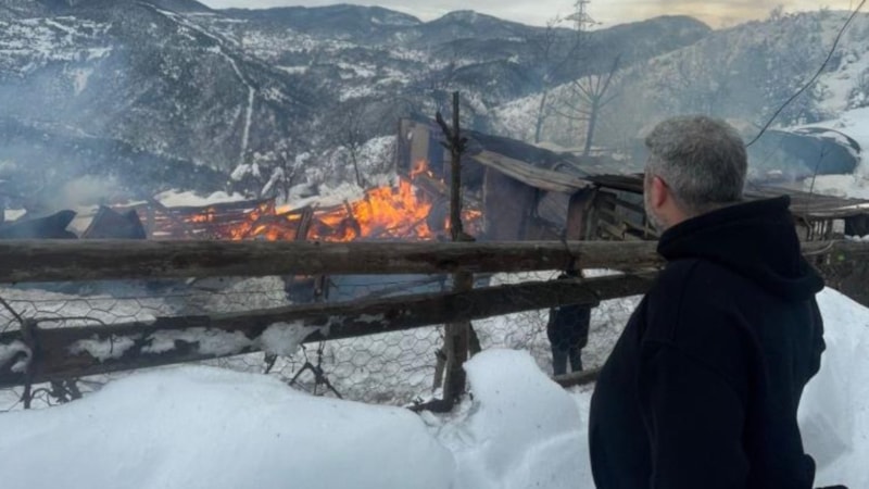 Karabük'te ahşap ev alevlere teslim oldu