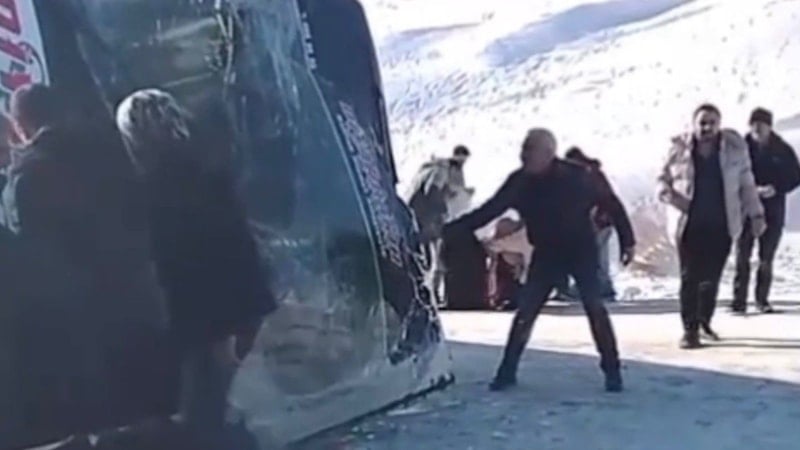 Ardahan'dan gelen yolcu otobüsü Susuz'da devrildi: 17 yaralı