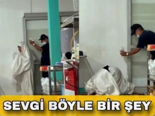 Endonezya'da namaz kılan eşinin serumunu tuttu