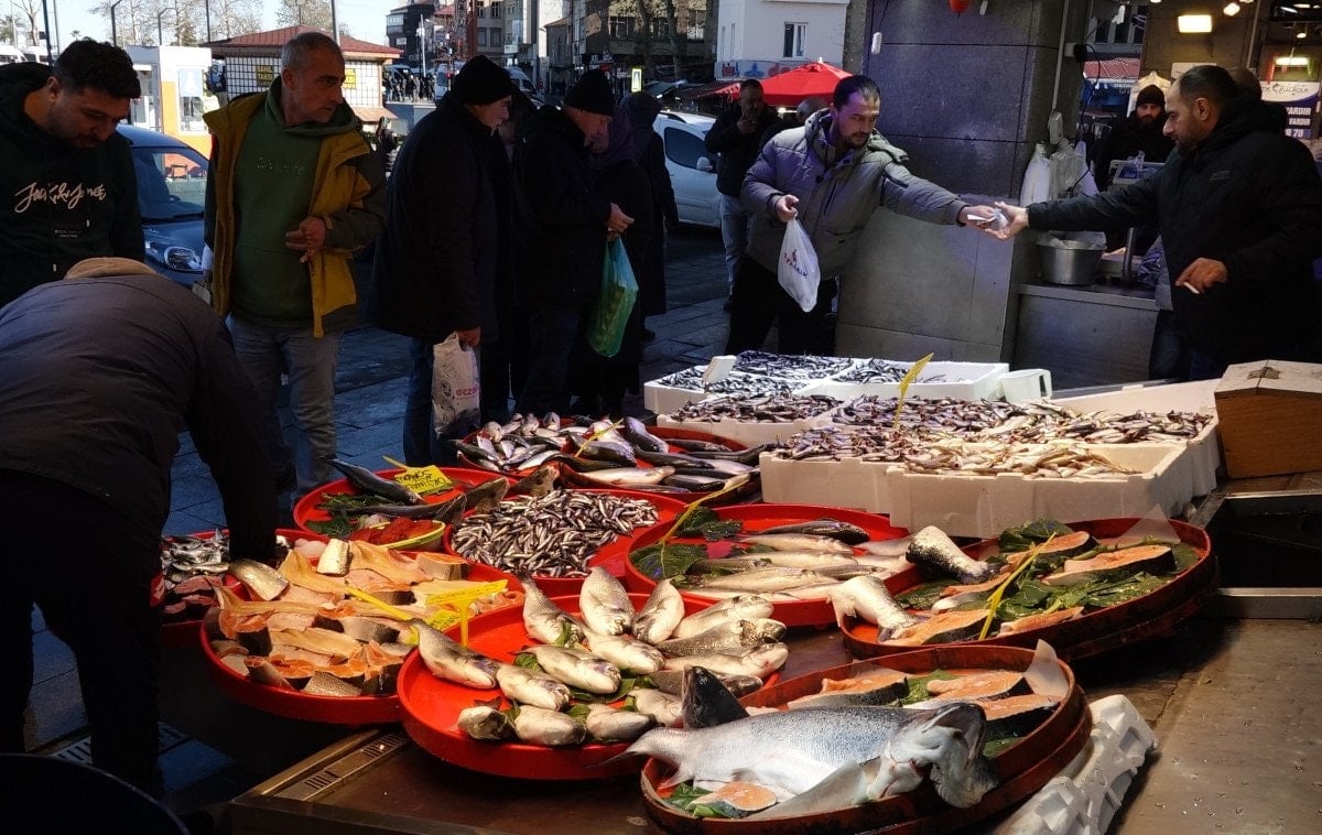 Trabzon Balık Tezgahlarında Hamsi ve Istavritte Dar Günler: Hava Koşulları Avı Kısıtladı