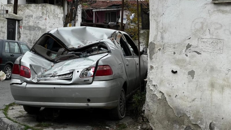 Gaziosmanpaşa’da lodos çatıyı uçurdu: Park halindeki araçlar zarar gördü