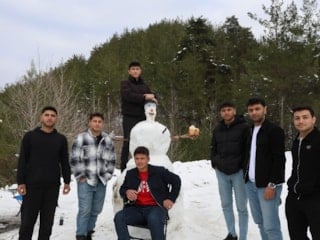 Adana'da kardan adama sucuk ekmek ve şalgam ikram ettiler