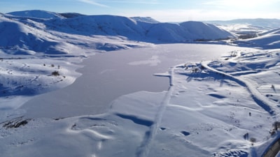 Sivas’ta dondurucu soğuklar: Yıldız Göleti buz tuttu