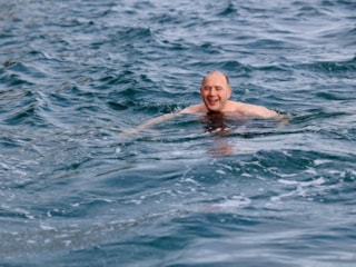 Vali Serdengeçti’den Karadeniz’e Kış Ortasında Anlamlı Kulaç