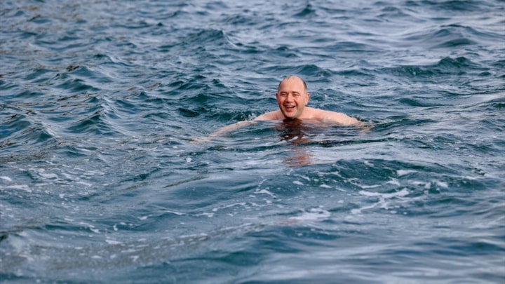 Vali Serdengeçti’den Karadeniz’e Kış Ortasında Anlamlı Kulaç