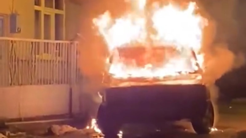 Karabük'te park halindeki otomobil yandı