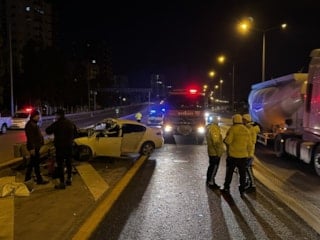 Adana'da tıra çarpan otomobilin sürücüsü hayatını kaybetti