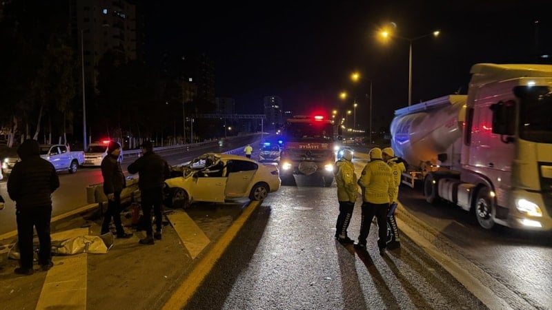 Adana'da tıra çarpan otomobilin sürücüsü hayatını kaybetti
