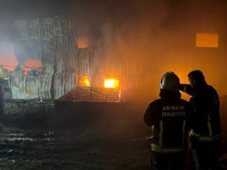 Antalya'da klima deposu alevlere teslim oldu