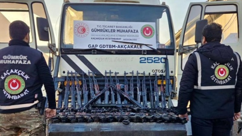 Suriye'den Türkiye'ye giren kamyonda 51 silah ile 41 şarjör ele geçirildi