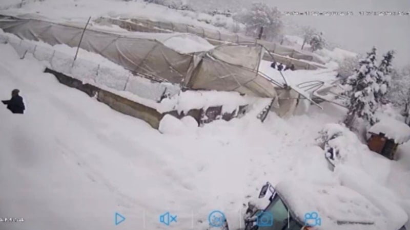 Karabük'te kar biriken sera çöktü