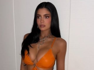 Kylie Jenner'ın havuz başı pozları! Bikinisi küçük geldi