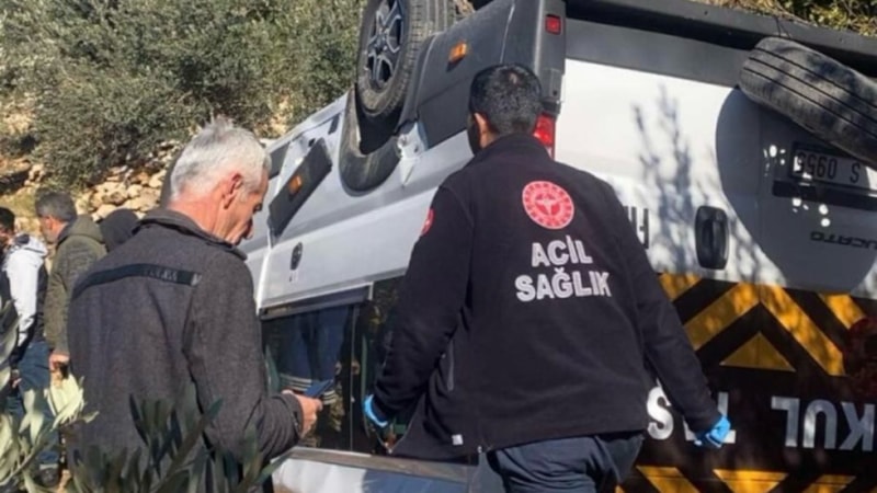 Hatay’da öğrenci servis minibüsü kaza yaptı
