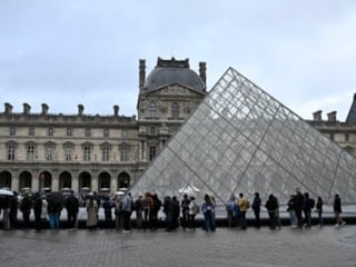 Louvre Müzesi çalışanları yeniden greve gitme kararı aldı